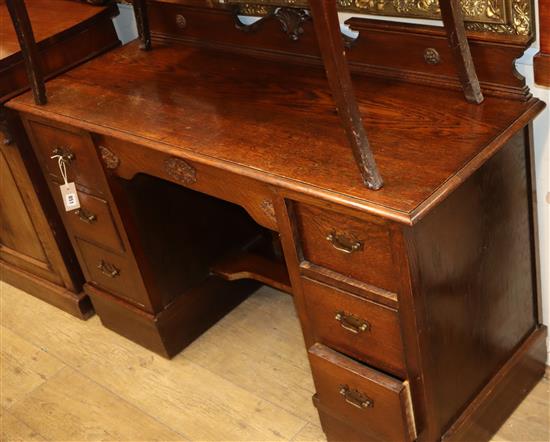 An oak kneehole desk W.122cm